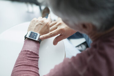 Man adjusting smartwatch - RBF002576