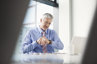 Businessman using smartwatch - RBF002577