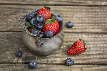 Zinngefäß mit Erdbeeren und Blaubeeren auf Holz - SARF001595