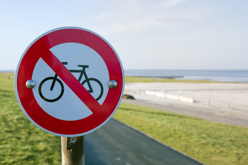 Deutschland, Neuharlingersiel, Fahrradverbotsschild am Deich - FRF000228