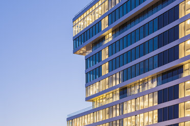 Deutschland, Renningen, Fassade mit beleuchteten Fenstern des Zentrums für Forschung und Vorausentwicklung - WDF003050