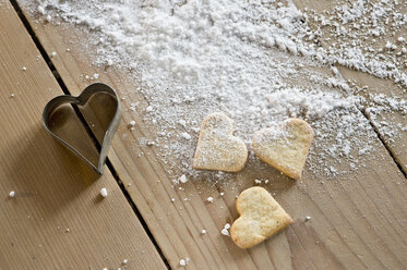 Heart-shaped shortbreads, icing sugar and cookie cutter - ASF005523