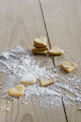 Heart-shaped shortbreads sprinkled with icing sugar - ASF005528