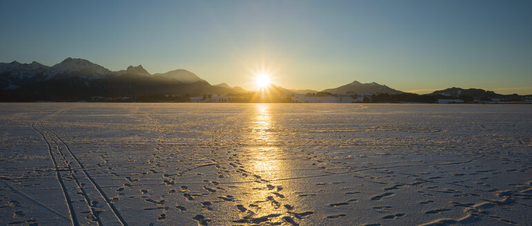 Deutschland, Ostallgäu, bei Füssen, Hopfensee im Winter in der Abendsonne - WGF000631