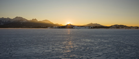 Deutschland, Ostallgäu, bei Füssen, Hopfensee im Winter in der Abendsonne, lizenzfreies Stockfoto