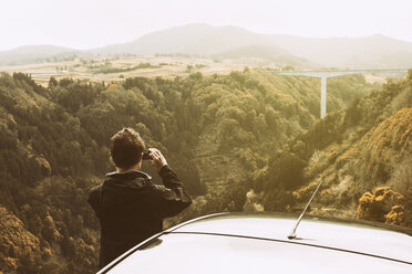 Portugal, Azoren, Mann fotografiert eine Landschaft mit Brücke - ONF000797