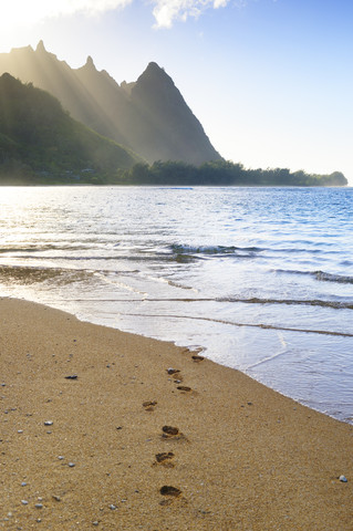 USA, Hawaii, Hanalei, Blick auf die Na Pali Küste, Haena Beach, Fußspuren, lizenzfreies Stockfoto