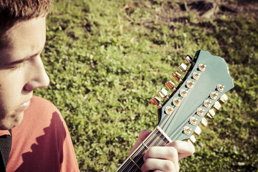 Teenager playing guitar - MABF000314