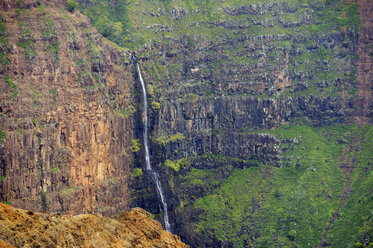 USA, Hawaii, Waimea, Blick auf die Waipoo Falls, Waimea Canyon State Park - BRF001118