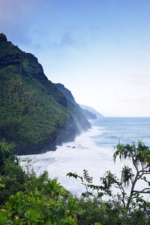 USA, Hawaii, Hanalei, View from Kalalau Trail to Na Pali Coast, Napali Coast State Wilderness Park - BRF001126