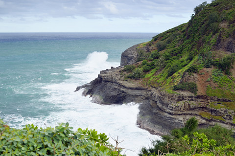 USA, Hawaii, Kilauea, Surfen am Kilauea Point National Wildlife Refuge, lizenzfreies Stockfoto