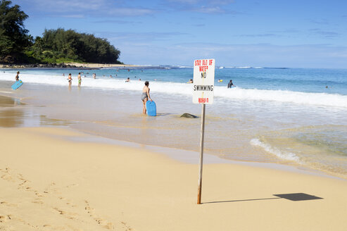 USA, Hawaii, Hanalei, no swimming sign at Tunnels Beach, Haena Beach - BRF001134