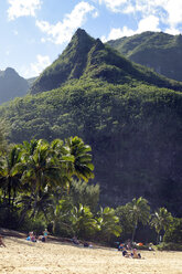 USA, Hawaii, Hanalei, Tunnels Beach mit Palmen, Haena Beach - BRF001135