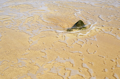 USA, Hawaii, Hanalei, Stein im flachen Wasser am Tunnels Beach - BRF001136