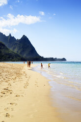 USA, Hawaii, Hanalei, Tunnels Beach in front of mountains of Na Pali Coast, Haena Beach - BRF001139