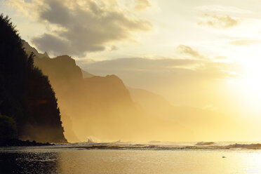 USA, Hawaii, Hanalei, Sonnenuntergang am Kee Beach und Blick auf die Na Pali Coast - BRF001142