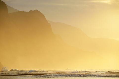 USA, Hawaii, Hanalei, Sonnenuntergang am Kee Beach und Blick auf die Na Pali Coast, lizenzfreies Stockfoto