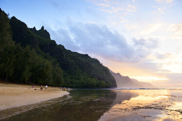 USA, Hawaii, Hanalei, Sonnenuntergang am Kee Beach und Blick auf die Na Pali Coast - BRF001152