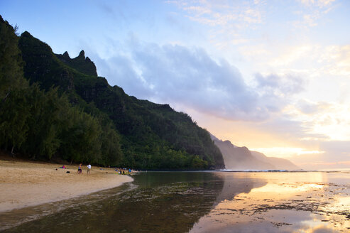 USA, Hawaii, Hanalei, Sunset at Kee Beach and view to Na Pali Coast - BRF001152