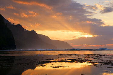 USA, Hawaii, Hanalei, Sonnenuntergang am Kee Beach und Blick auf die Na Pali Coast - BRF001148