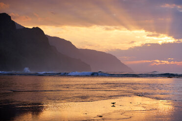 USA, Hawaii, Hanalei, Sunset at Kee Beach and view to Na Pali Coast - BRF001150