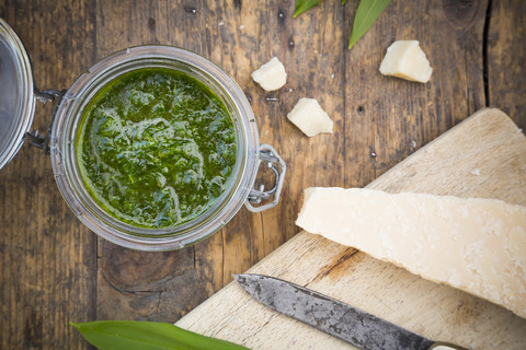 Glas Bio-Bärlauchpesto und Parmesan, lizenzfreies Stockfoto