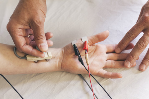 Chiropraktiker, der eine mediane NCV-Elektrotherapie durchführt, lizenzfreies Stockfoto