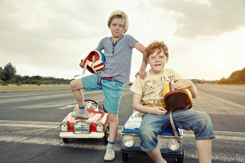 Zwei Jungen mit Tretautos auf der Rennstrecke - EDF000161