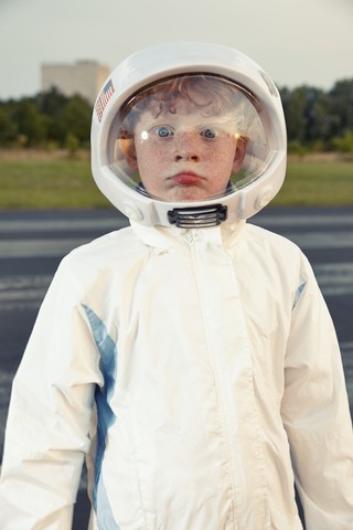 Porträt eines als Raumfahrer verkleideten Jungen, lizenzfreies Stockfoto