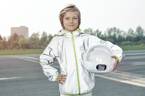 Selbstbewusster Junge als Raumfahrer verkleidet - EDF000150