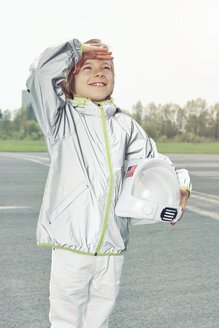 Als Raumfahrer verkleideter Junge schaut nach oben - EDF000152