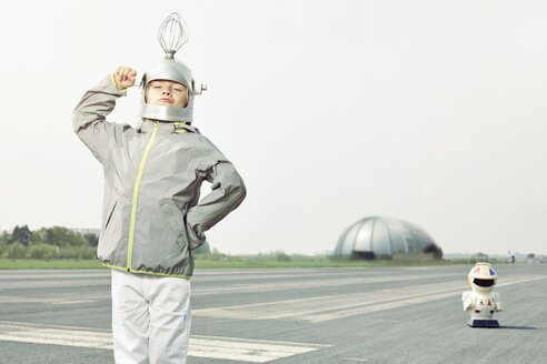 Selbstbewusster Junge als Raumfahrer verkleidet - EDF000154