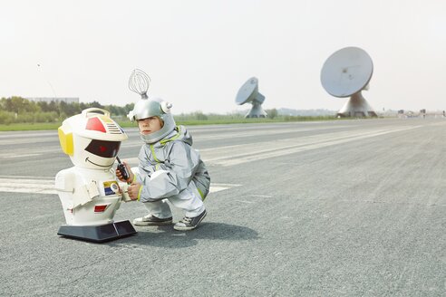 Junge verkleidet als Raumfahrer mit Roboter - EDF000155