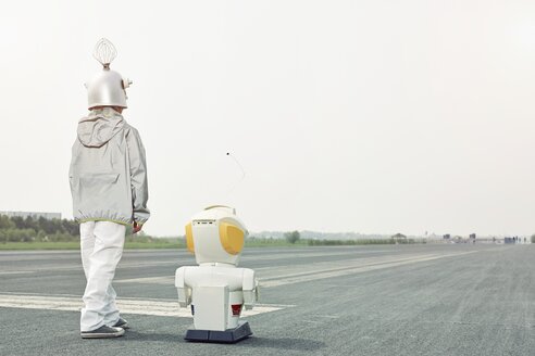 Junge verkleidet als Raumfahrer mit Roboter - EDF000157