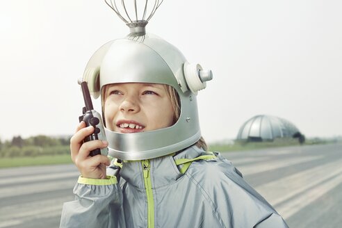 Als Raumfahrer verkleideter Junge mit Walkie-Talkie - EDF000158