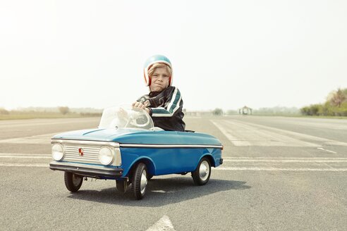 Boy in pedal car on race track - EDF000178