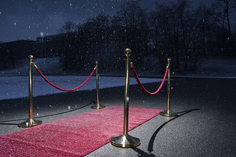 Roter Teppich auf der Straße, Schneefall im Winter, lizenzfreies Stockfoto