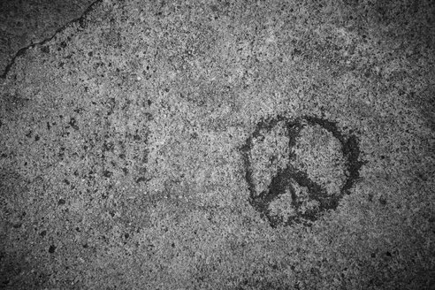 Peace sign carved in a wall - ANHF000010