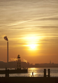 Deutschland, Bremerhaven, Leuchtturm auf der Mole bei Sonnenuntergang - OLEF000048
