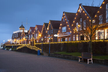 Deutschland, Ostfriesland, Neuharlingersiel, Weihnachtsbeleuchtung an Gebäuden - WIF001684