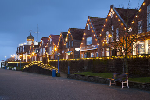 Deutschland, Ostfriesland, Neuharlingersiel, Weihnachtsbeleuchtung an Gebäuden - WIF001684