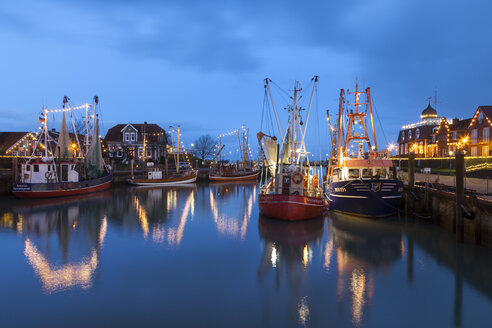 Deutschland, Ostfriesland, Neuharlingersiel, Weihnachtsbeleuchtung am Hafen - WIF001686