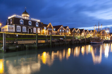 Deutschland, Ostfriesland, Neuharlingersiel, Weihnachtsbeleuchtung am Hafen - WIF001688