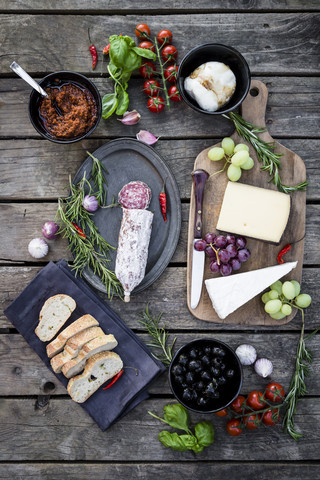 Auswahl an italienischen Antipasti, lizenzfreies Stockfoto