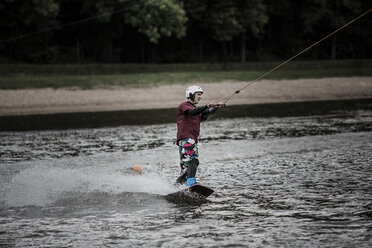 Deutschland, Garbsen, Wakeboarder am Blauen See - GCF000052