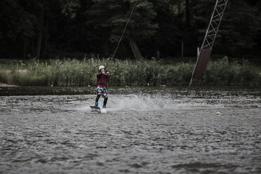 Deutschland, Garbsen, Wakeboarder am Blauen See - GCF000053