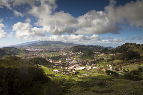 Spanien, Teneriffa, Kanarische Inseln, Anaga-Gebirge, Blick vom Mirador de Jardina auf San Cristobal de La Laguna, lizenzfreies Stockfoto