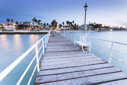 Mexico, Baja California Sur, La Paz, wooden boardwalk at blue hour - FPF000047