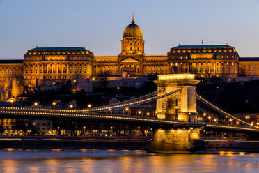 Ungarn, Budapest, Kettenbrücke und Burg am Abend - EJWF000730