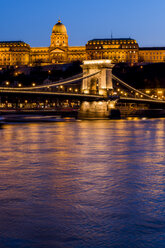 Ungarn, Budapest, Kettenbrücke und Burg am Abend - EJWF000731